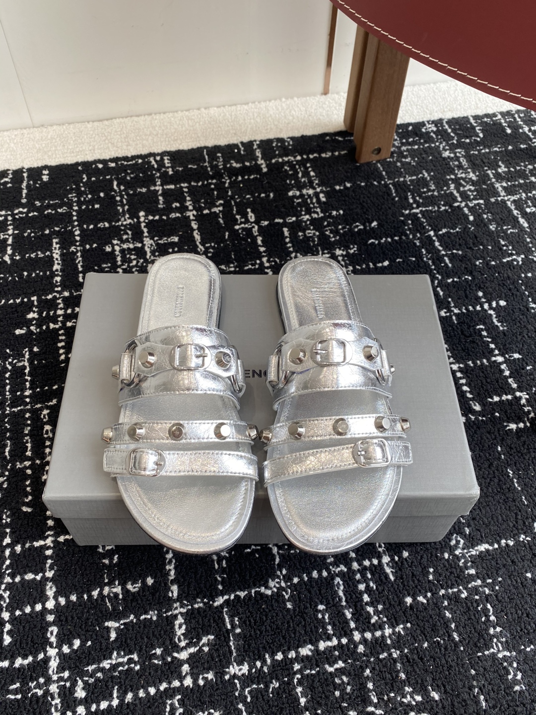 代购级
BALENCIAGA 巴黎世家 25ss 新款金属铆钉凉拖鞋系列！

这双CAGOLE拖鞋鞋型是