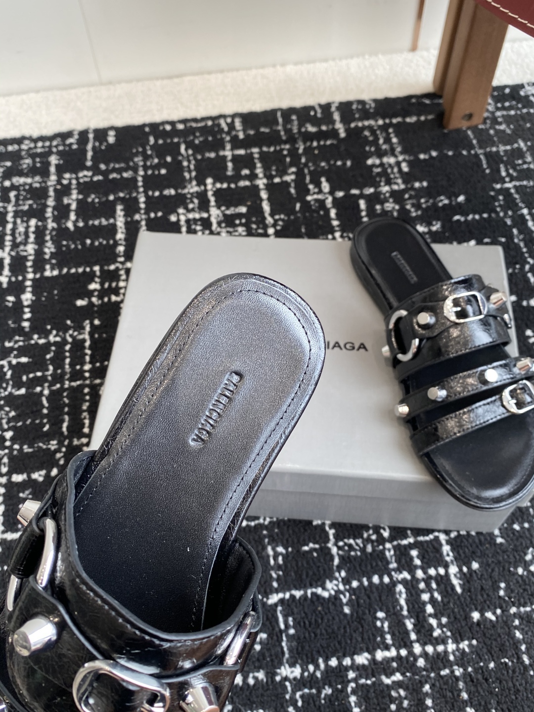 代购级
BALENCIAGA 巴黎世家 25ss 新款金属铆钉凉拖鞋系列！

这双CAGOLE拖鞋鞋型是