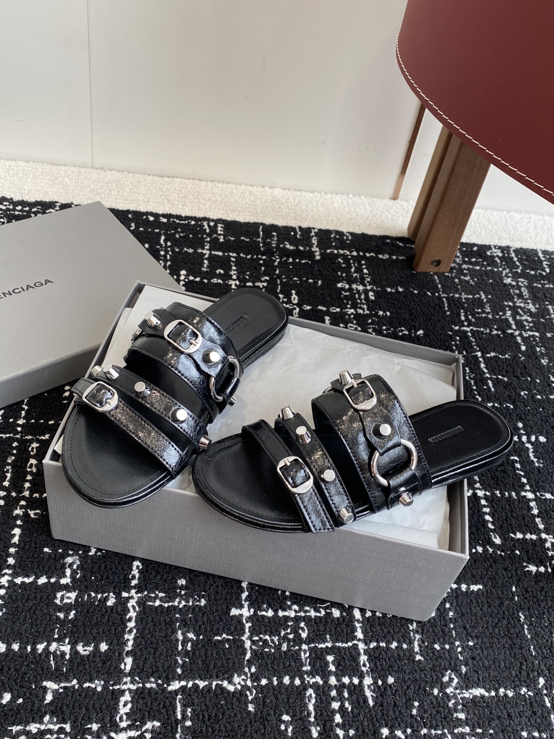 代购级
BALENCIAGA 巴黎世家 25ss 新款金属铆钉凉拖鞋系列！

这双CAGOLE拖鞋鞋型是