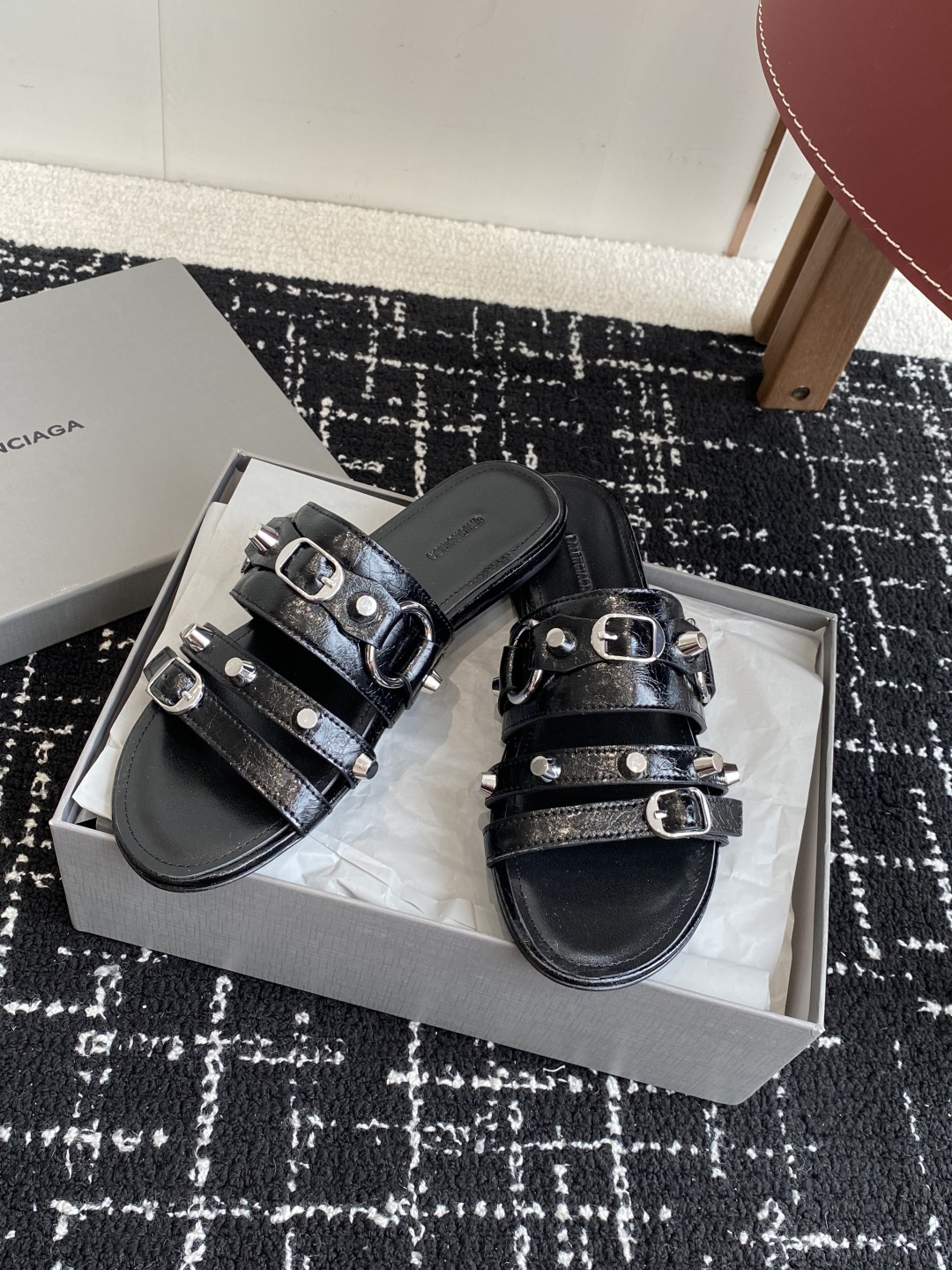 代购级
BALENCIAGA 巴黎世家 25ss 新款金属铆钉凉拖鞋系列！

这双CAGOLE拖鞋鞋型是
