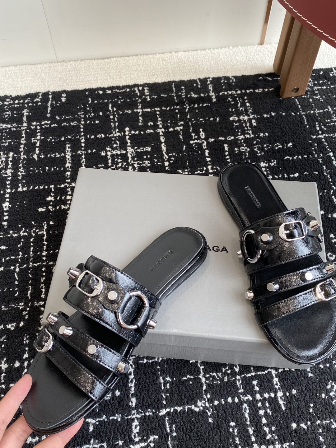 代购级
BALENCIAGA 巴黎世家 25ss 新款金属铆钉凉拖鞋系列！

这双CAGOLE拖鞋鞋型是