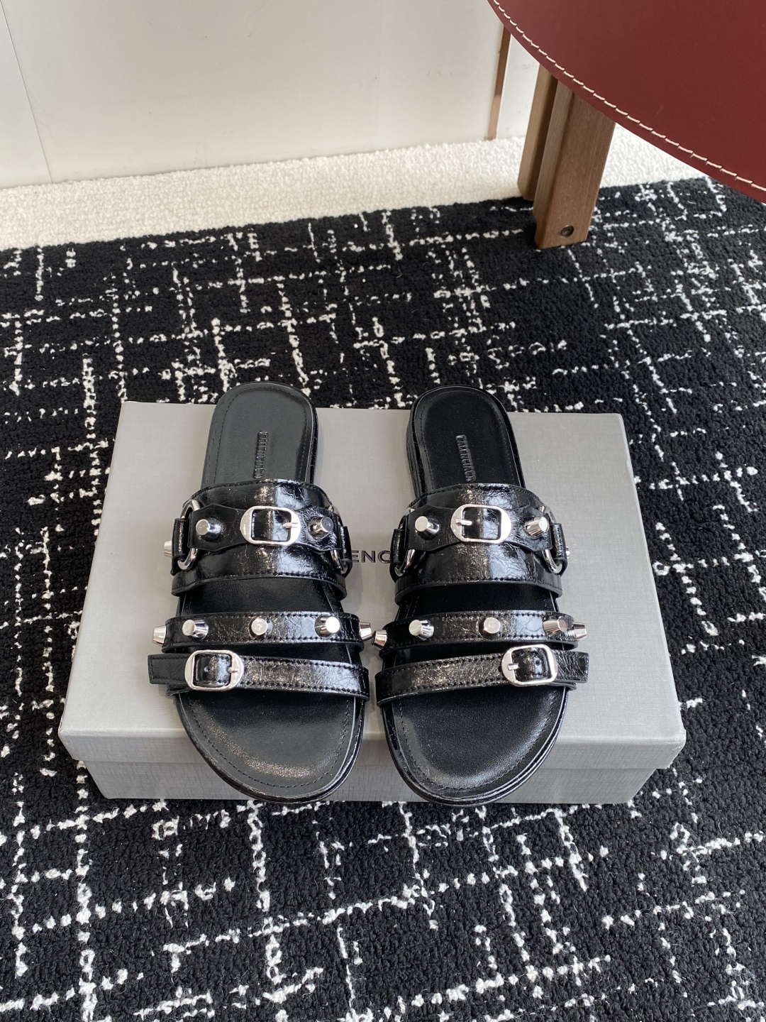 代购级
BALENCIAGA 巴黎世家 25ss 新款金属铆钉凉拖鞋系列！

这双CAGOLE拖鞋鞋型是