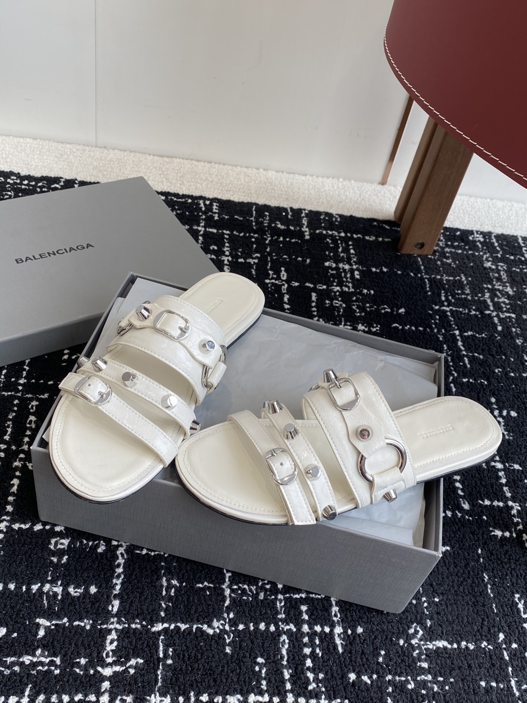 代购级
BALENCIAGA 巴黎世家 25ss 新款金属铆钉凉拖鞋系列！

这双CAGOLE拖鞋鞋型是
