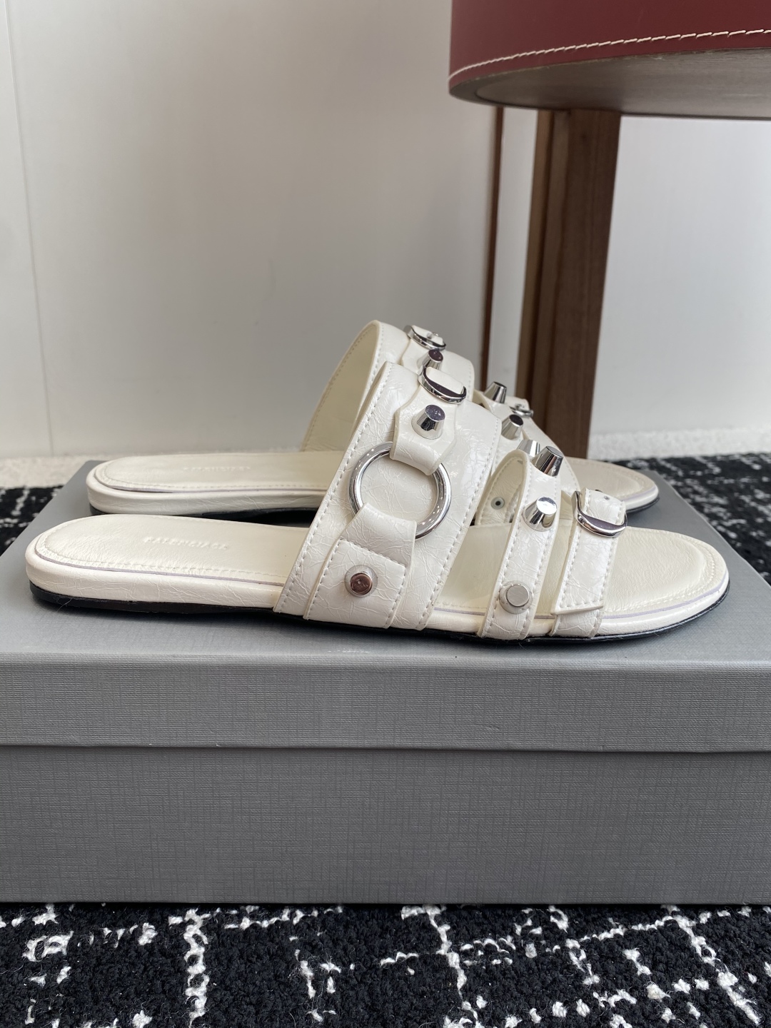 代购级
BALENCIAGA 巴黎世家 25ss 新款金属铆钉凉拖鞋系列！

这双CAGOLE拖鞋鞋型是