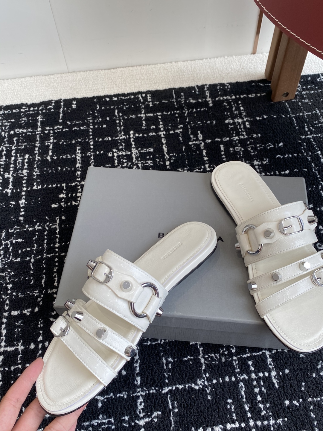 代购级
BALENCIAGA 巴黎世家 25ss 新款金属铆钉凉拖鞋系列！

这双CAGOLE拖鞋鞋型是