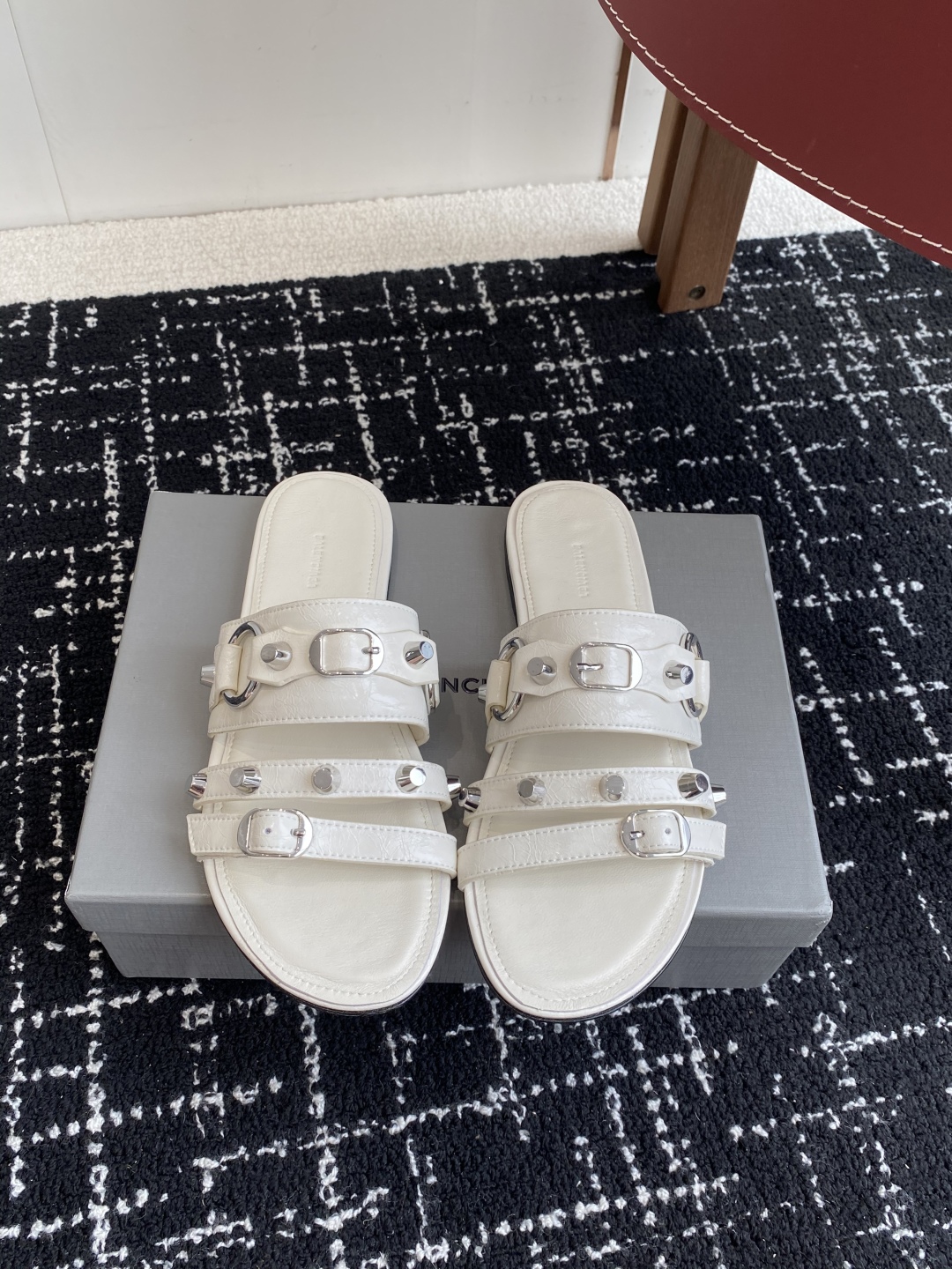 代购级
BALENCIAGA 巴黎世家 25ss 新款金属铆钉凉拖鞋系列！

这双CAGOLE拖鞋鞋型是