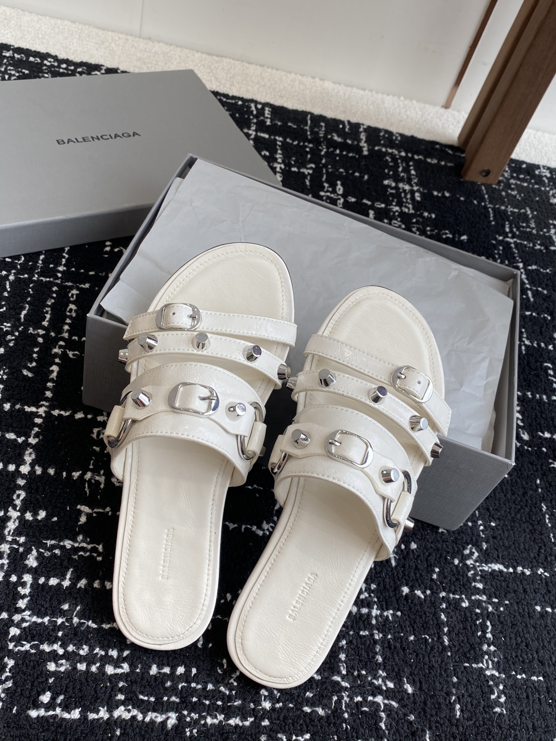 代购级
BALENCIAGA 巴黎世家 25ss 新款金属铆钉凉拖鞋系列！

这双CAGOLE拖鞋鞋型是