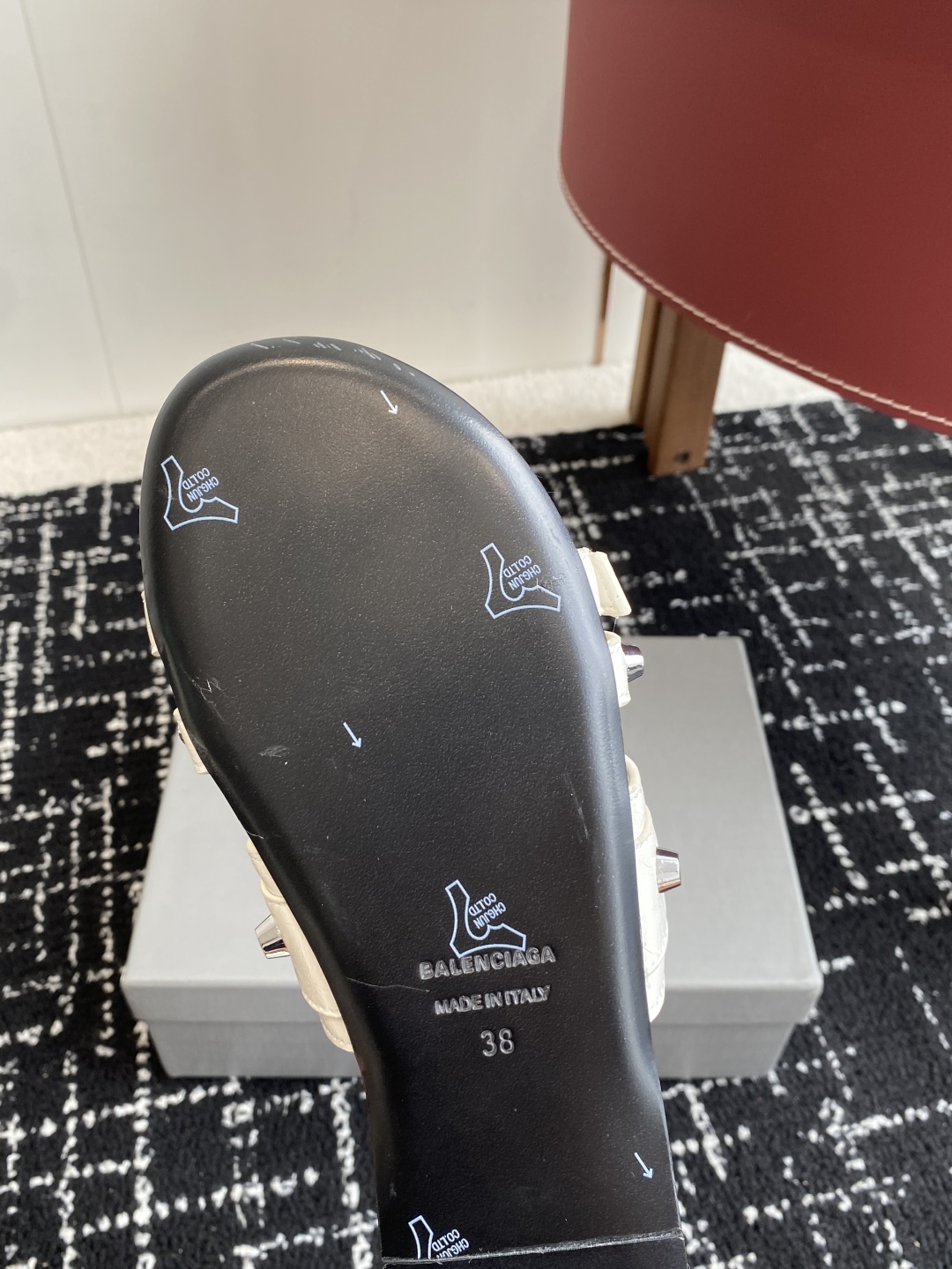 代购级
BALENCIAGA 巴黎世家 25ss 新款金属铆钉凉拖鞋系列！

这双CAGOLE拖鞋鞋型是