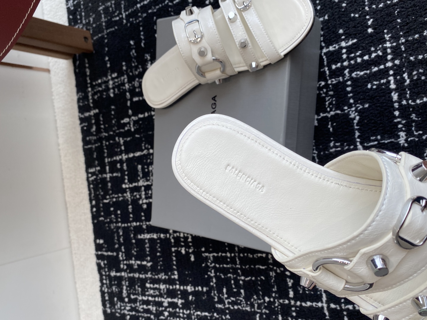 代购级
BALENCIAGA 巴黎世家 25ss 新款金属铆钉凉拖鞋系列！

这双CAGOLE拖鞋鞋型是