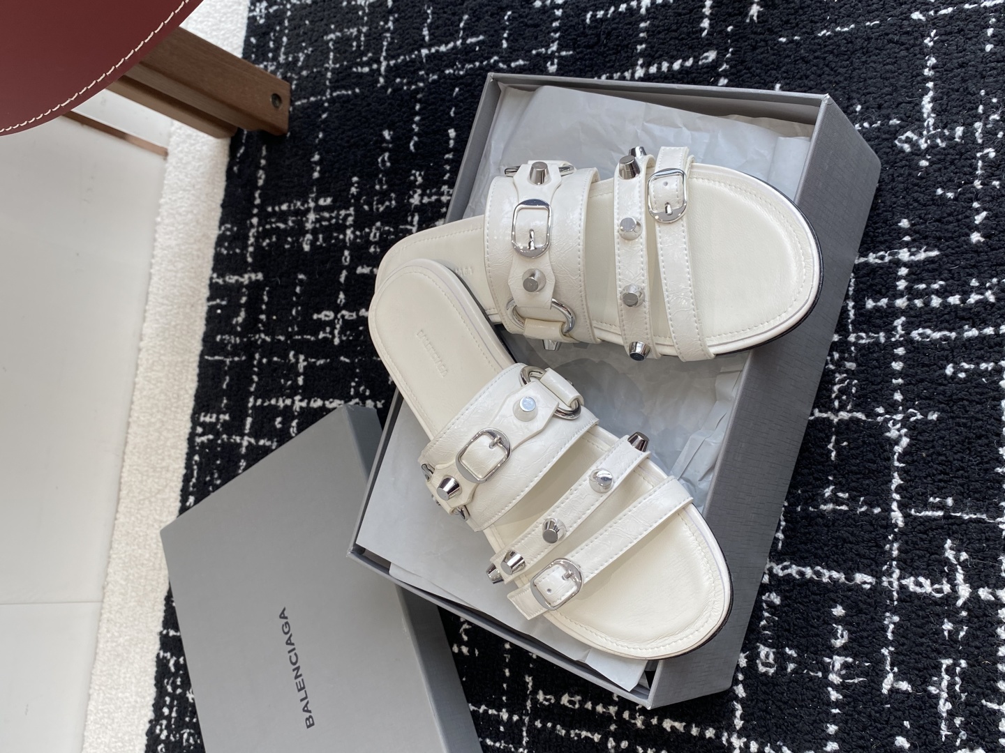 代购级
BALENCIAGA 巴黎世家 25ss 新款金属铆钉凉拖鞋系列！

这双CAGOLE拖鞋鞋型是