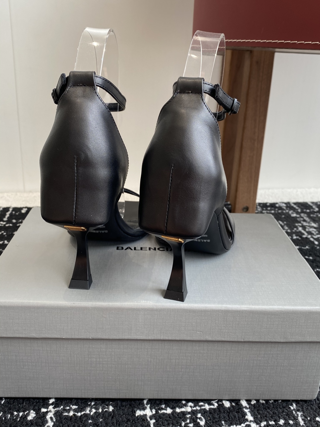 代购级
BALENCIAGA 25ss 方头高跟凉鞋  市场最高版本 绝对原版开发 

英原版购入对照开
