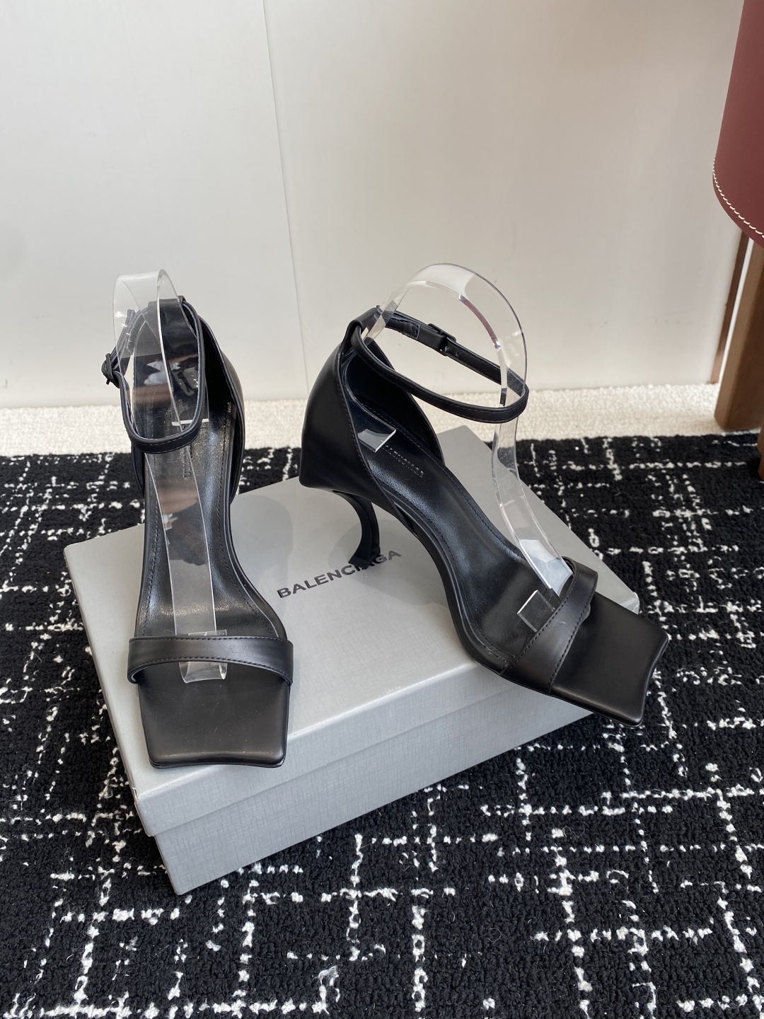 代购级
BALENCIAGA 25ss 方头高跟凉鞋  市场最高版本 绝对原版开发 

英原版购入对照开