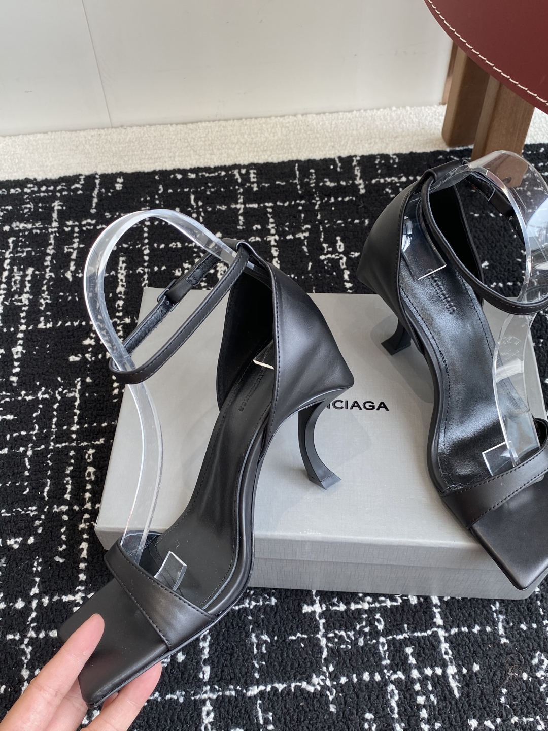 代购级
BALENCIAGA 25ss 方头高跟凉鞋  市场最高版本 绝对原版开发 

英原版购入对照开
