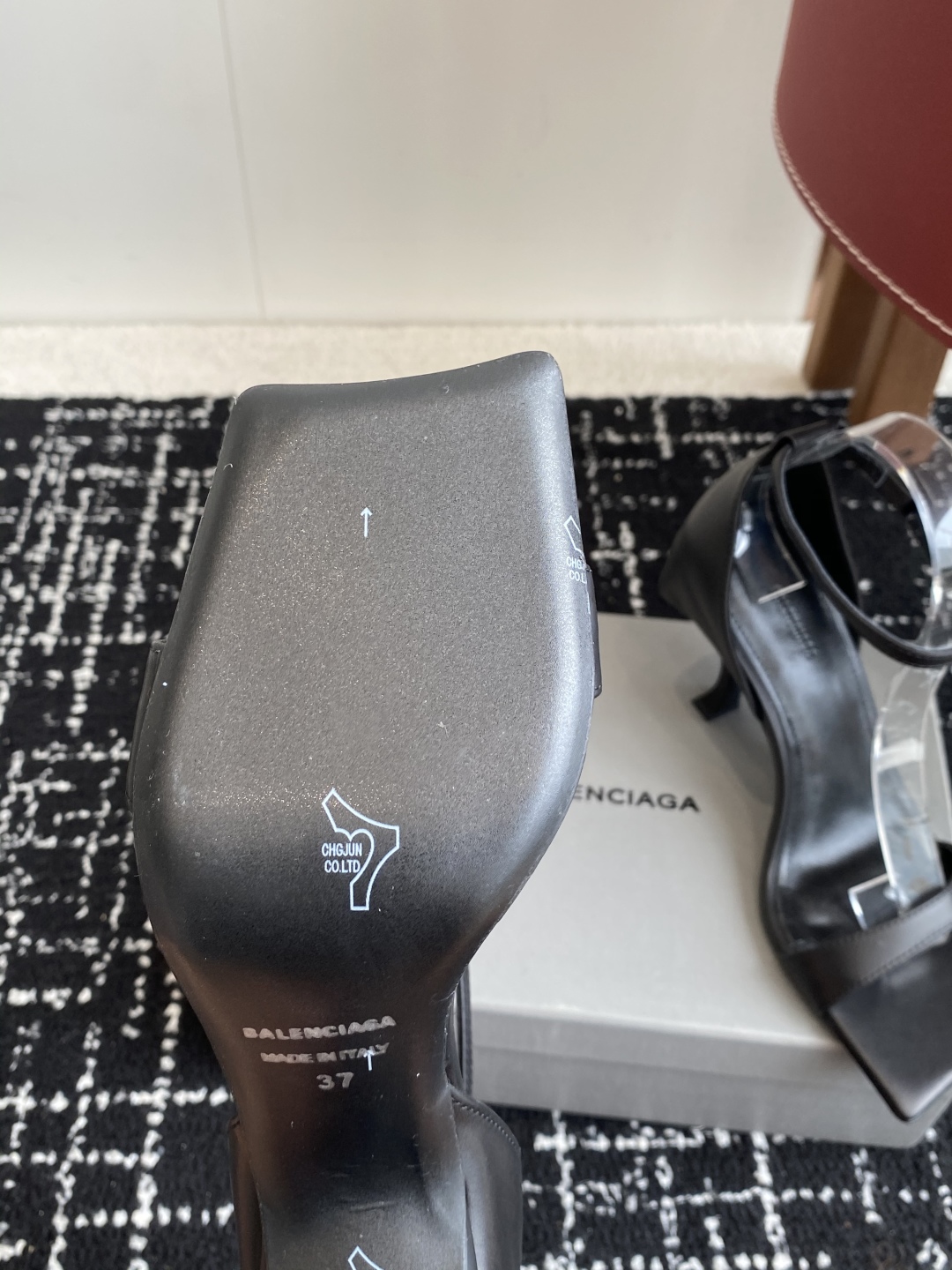 代购级
BALENCIAGA 25ss 方头高跟凉鞋  市场最高版本 绝对原版开发 

英原版购入对照开