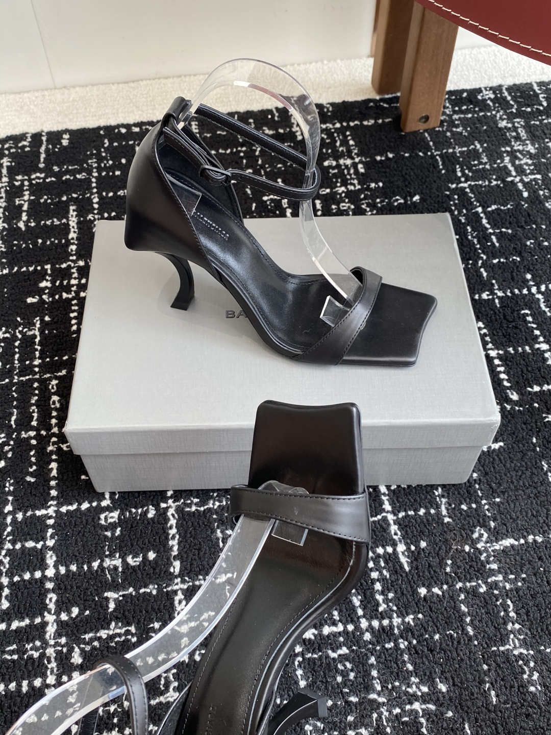 代购级
BALENCIAGA 25ss 方头高跟凉鞋  市场最高版本 绝对原版开发 

英原版购入对照开