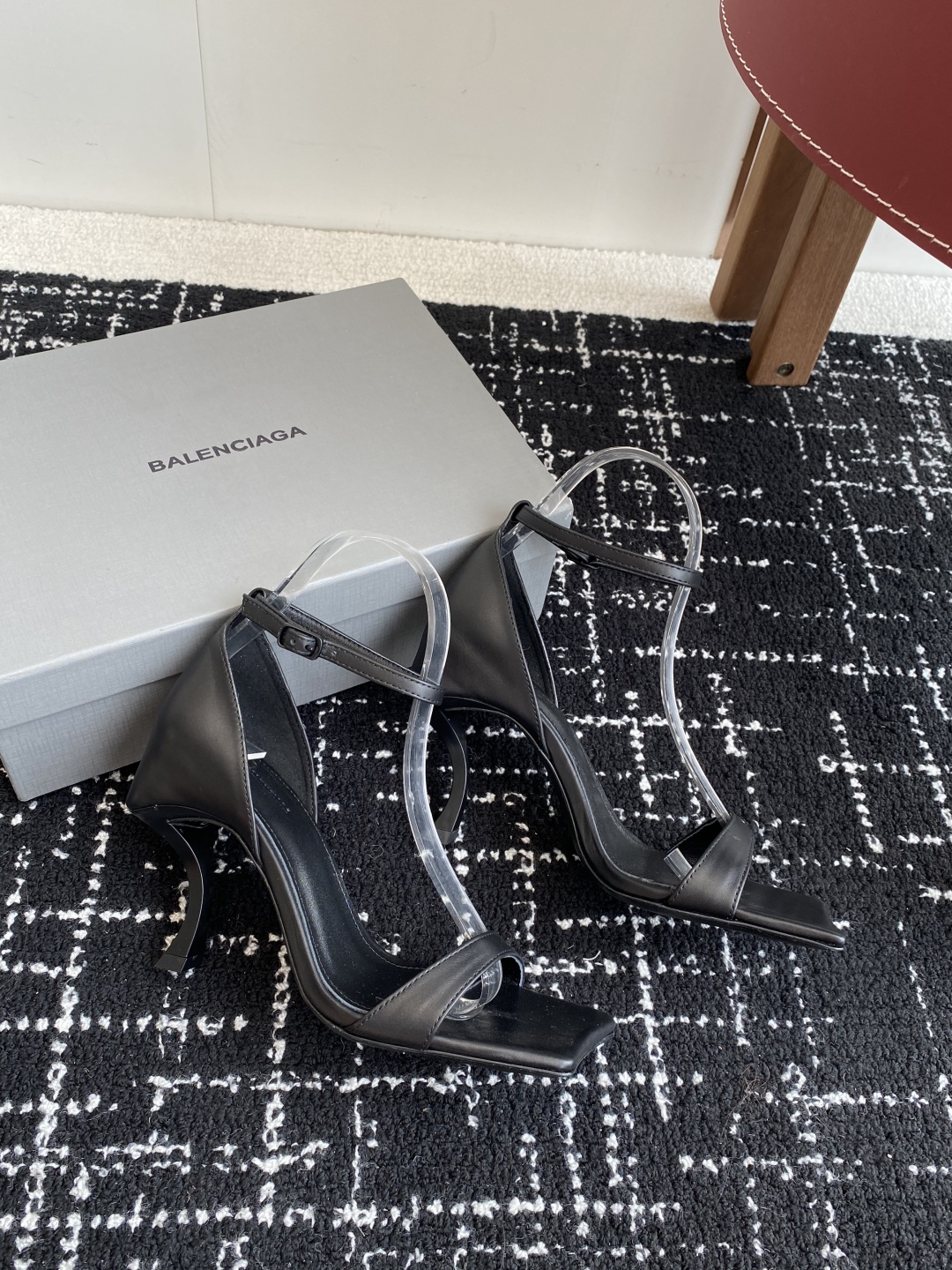 代购级
BALENCIAGA 25ss 方头高跟凉鞋  市场最高版本 绝对原版开发 

英原版购入对照开