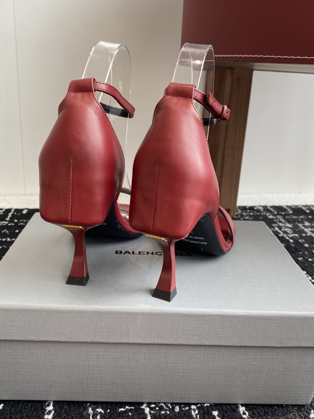 代购级
BALENCIAGA 25ss 方头高跟凉鞋  市场最高版本 绝对原版开发 

英原版购入对照开