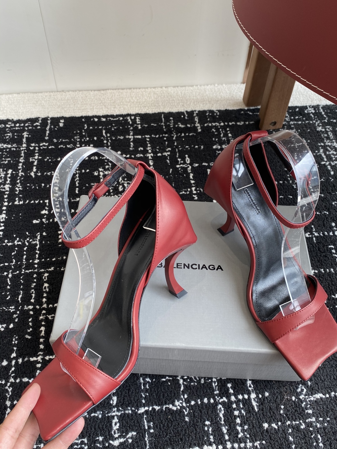 代购级
BALENCIAGA 25ss 方头高跟凉鞋  市场最高版本 绝对原版开发 

英原版购入对照开