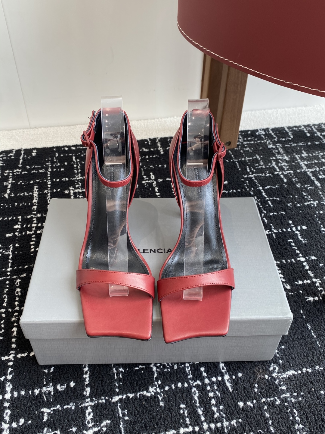 代购级
BALENCIAGA 25ss 方头高跟凉鞋  市场最高版本 绝对原版开发 

英原版购入对照开
