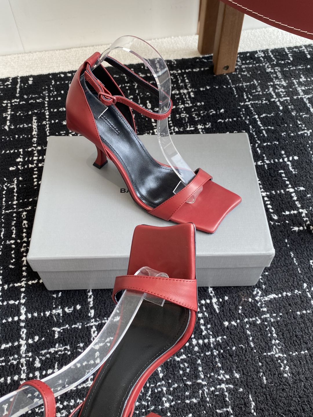 代购级
BALENCIAGA 25ss 方头高跟凉鞋  市场最高版本 绝对原版开发 

英原版购入对照开