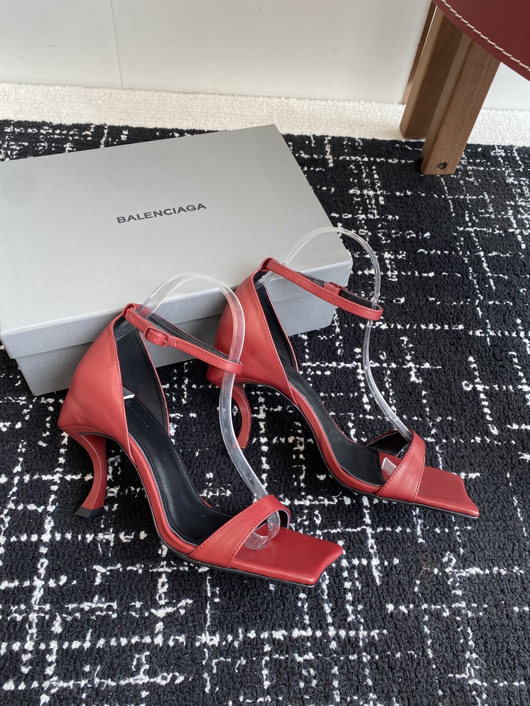 代购级
BALENCIAGA 25ss 方头高跟凉鞋  市场最高版本 绝对原版开发 

英原版购入对照开