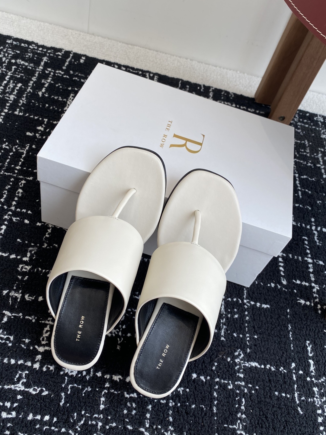 东莞代购级
新款 25ss The Row 高跟 夹脚拖鞋
第一眼看到这个鞋子给人感觉很简单不起眼,其