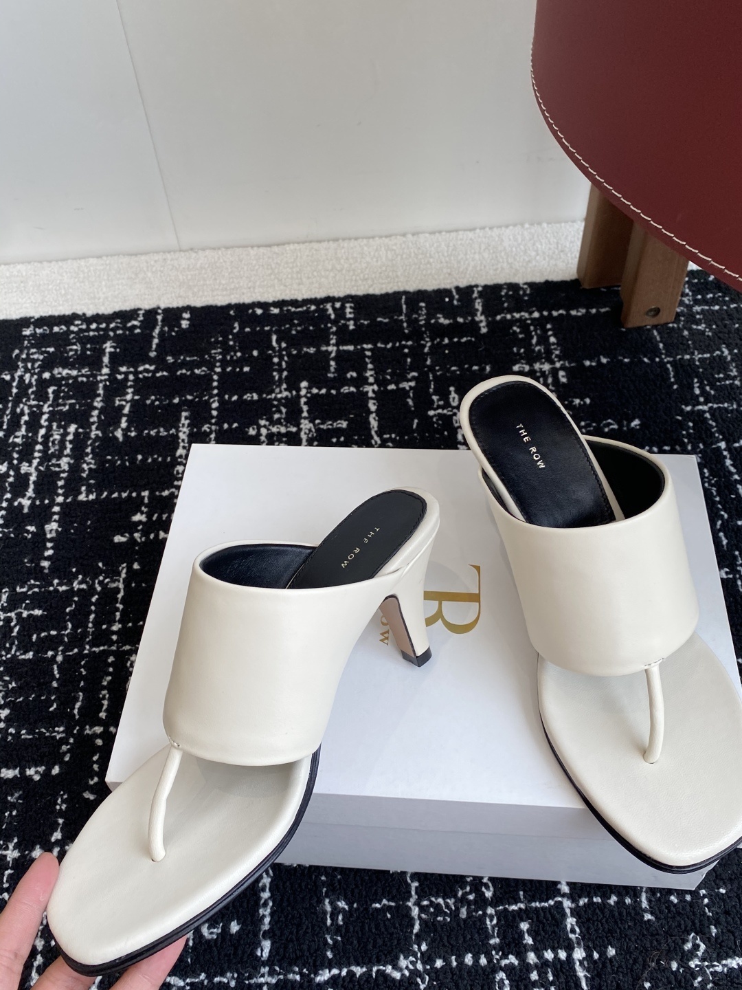 东莞代购级
新款 25ss The Row 高跟 夹脚拖鞋
第一眼看到这个鞋子给人感觉很简单不起眼,其