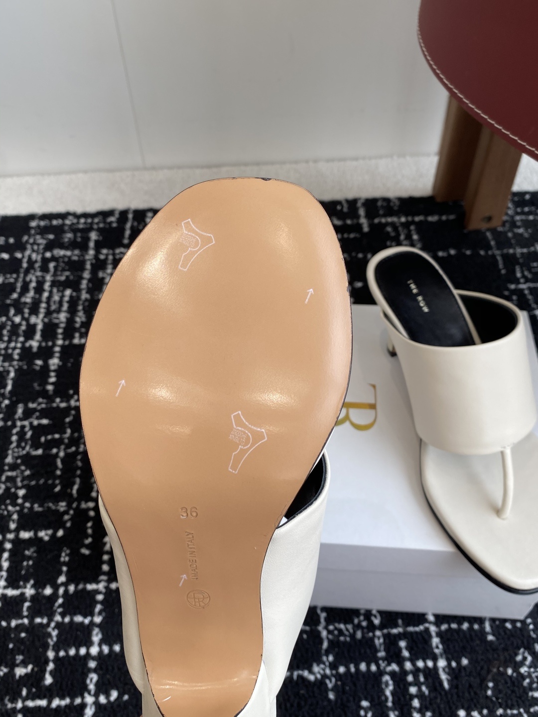 东莞代购级
新款 25ss The Row 高跟 夹脚拖鞋
第一眼看到这个鞋子给人感觉很简单不起眼,其