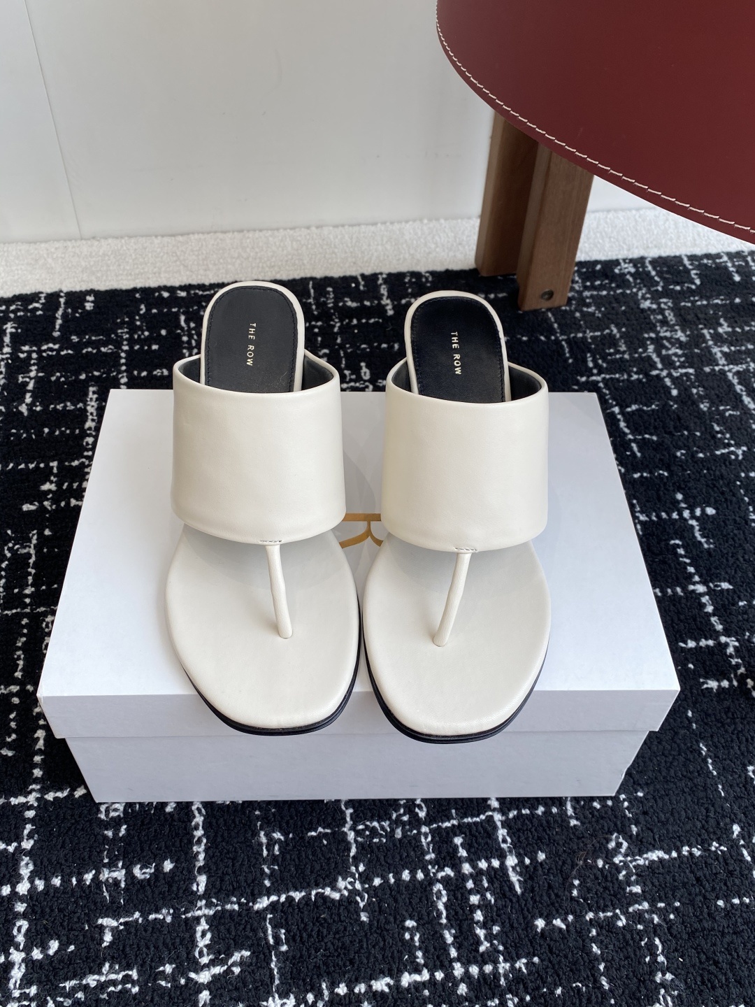 东莞代购级
新款 25ss The Row 高跟 夹脚拖鞋
第一眼看到这个鞋子给人感觉很简单不起眼,其