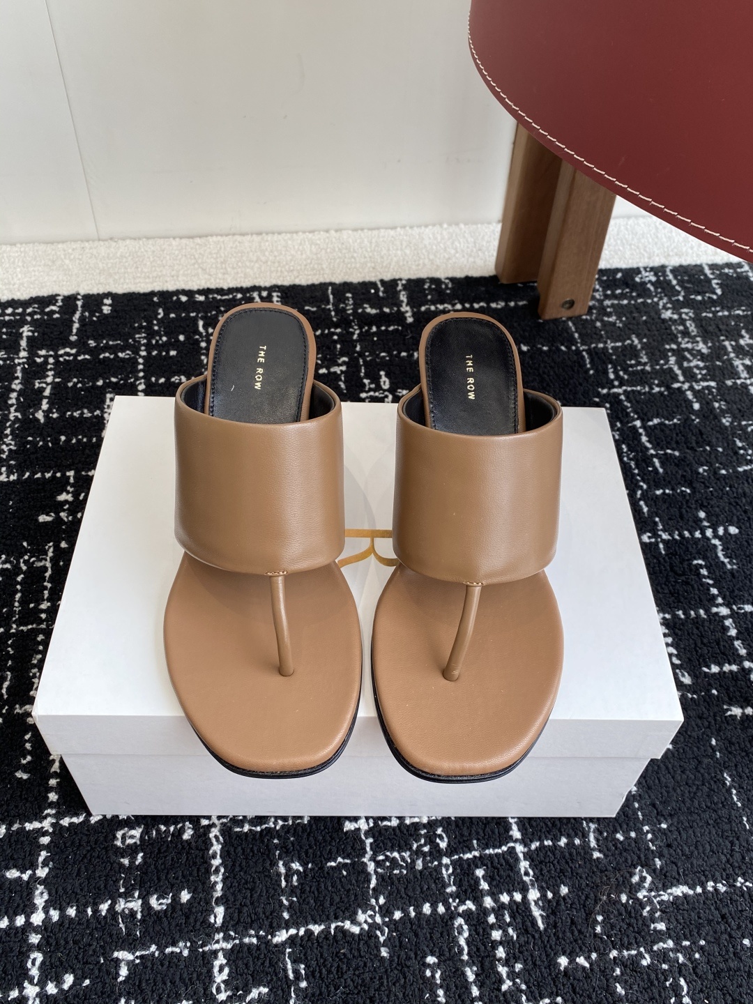 东莞代购级
新款 25ss The Row 高跟 夹脚拖鞋
第一眼看到这个鞋子给人感觉很简单不起眼,其