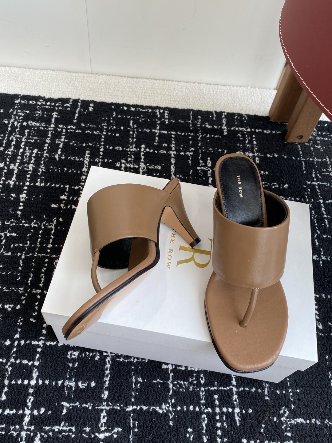 东莞代购级
新款 25ss The Row 高跟 夹脚拖鞋
第一眼看到这个鞋子给人感觉很简单不起眼,其