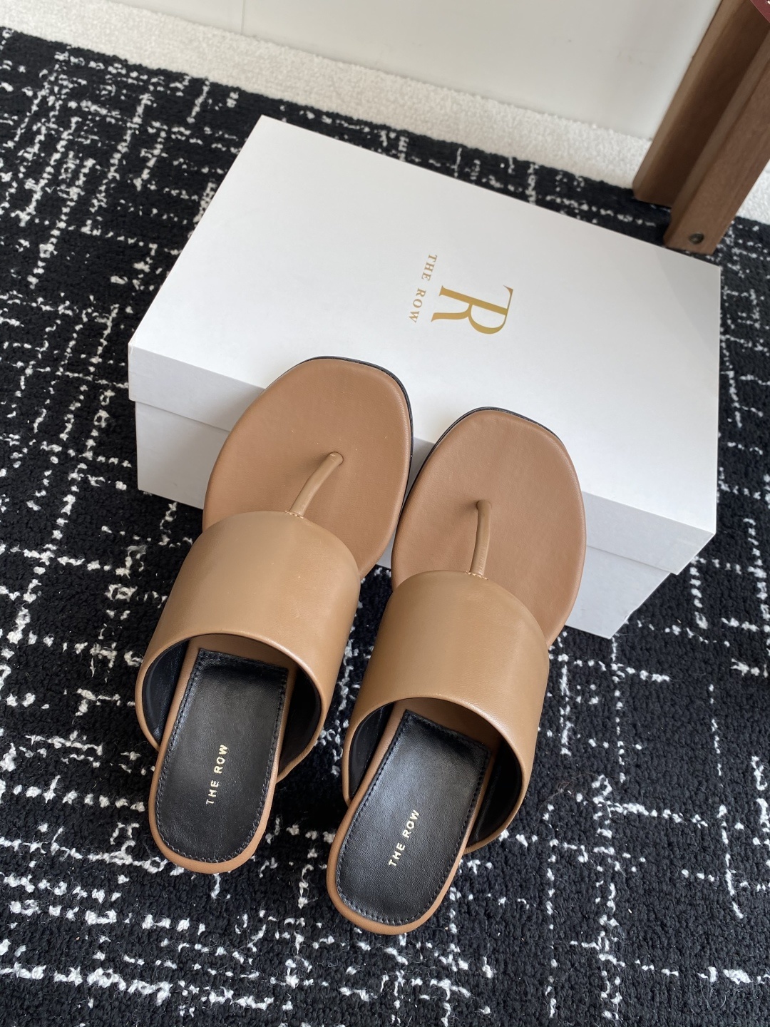 东莞代购级
新款 25ss The Row 高跟 夹脚拖鞋
第一眼看到这个鞋子给人感觉很简单不起眼,其