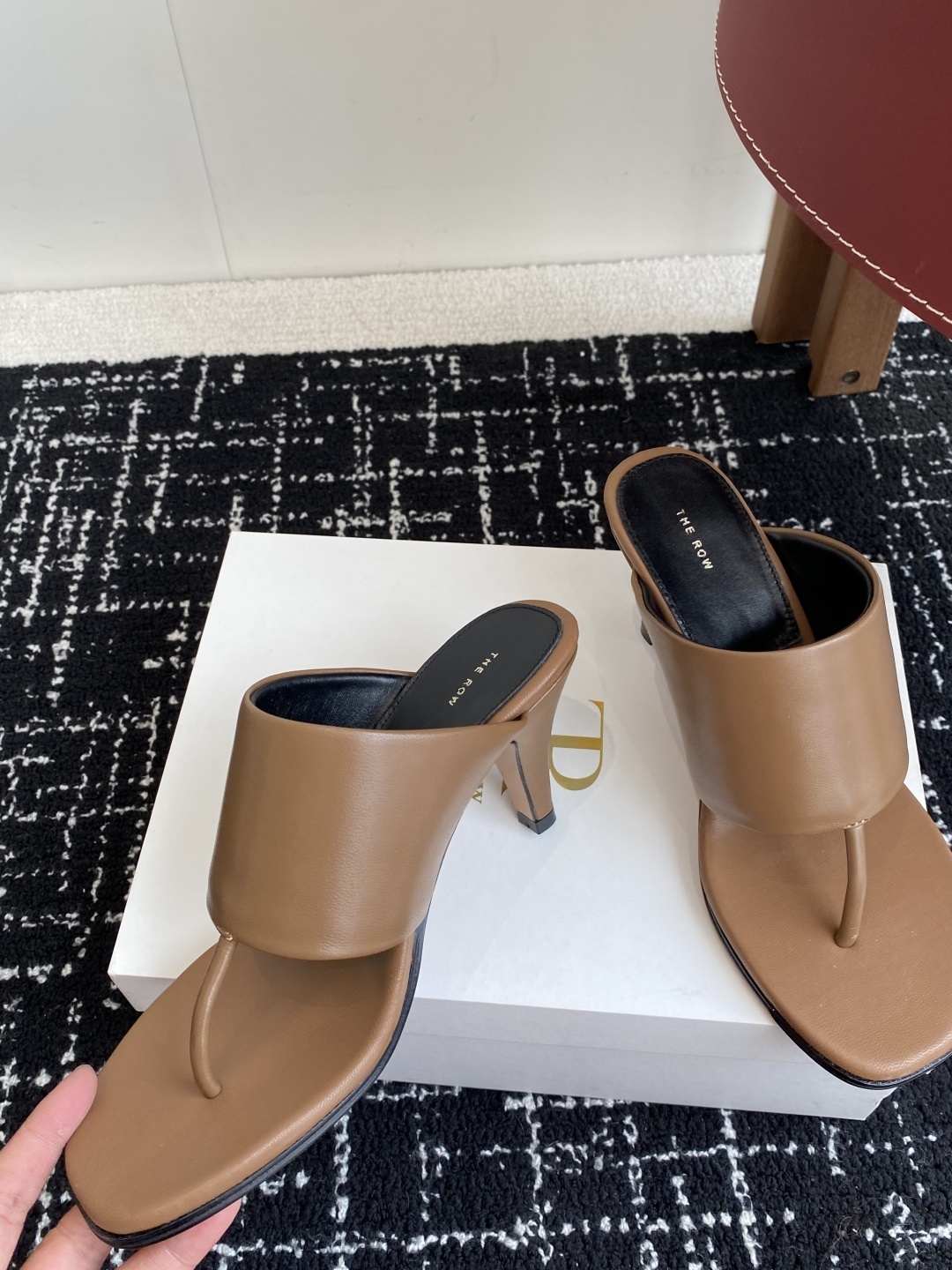 东莞代购级
新款 25ss The Row 高跟 夹脚拖鞋
第一眼看到这个鞋子给人感觉很简单不起眼,其