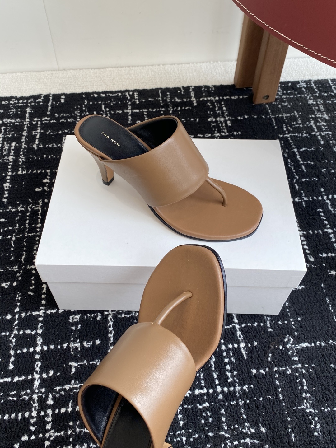 东莞代购级
新款 25ss The Row 高跟 夹脚拖鞋
第一眼看到这个鞋子给人感觉很简单不起眼,其
