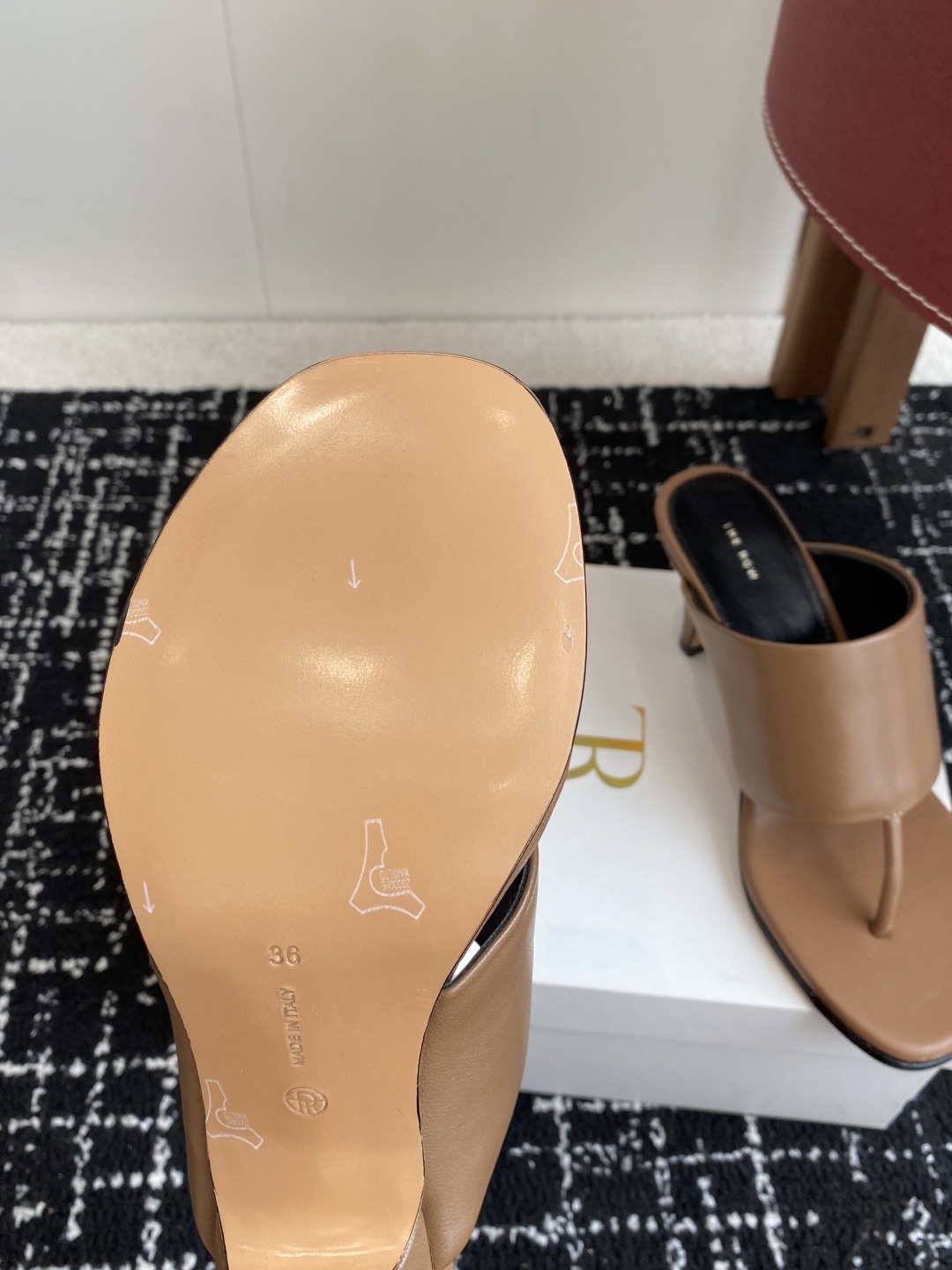 东莞代购级
新款 25ss The Row 高跟 夹脚拖鞋
第一眼看到这个鞋子给人感觉很简单不起眼,其