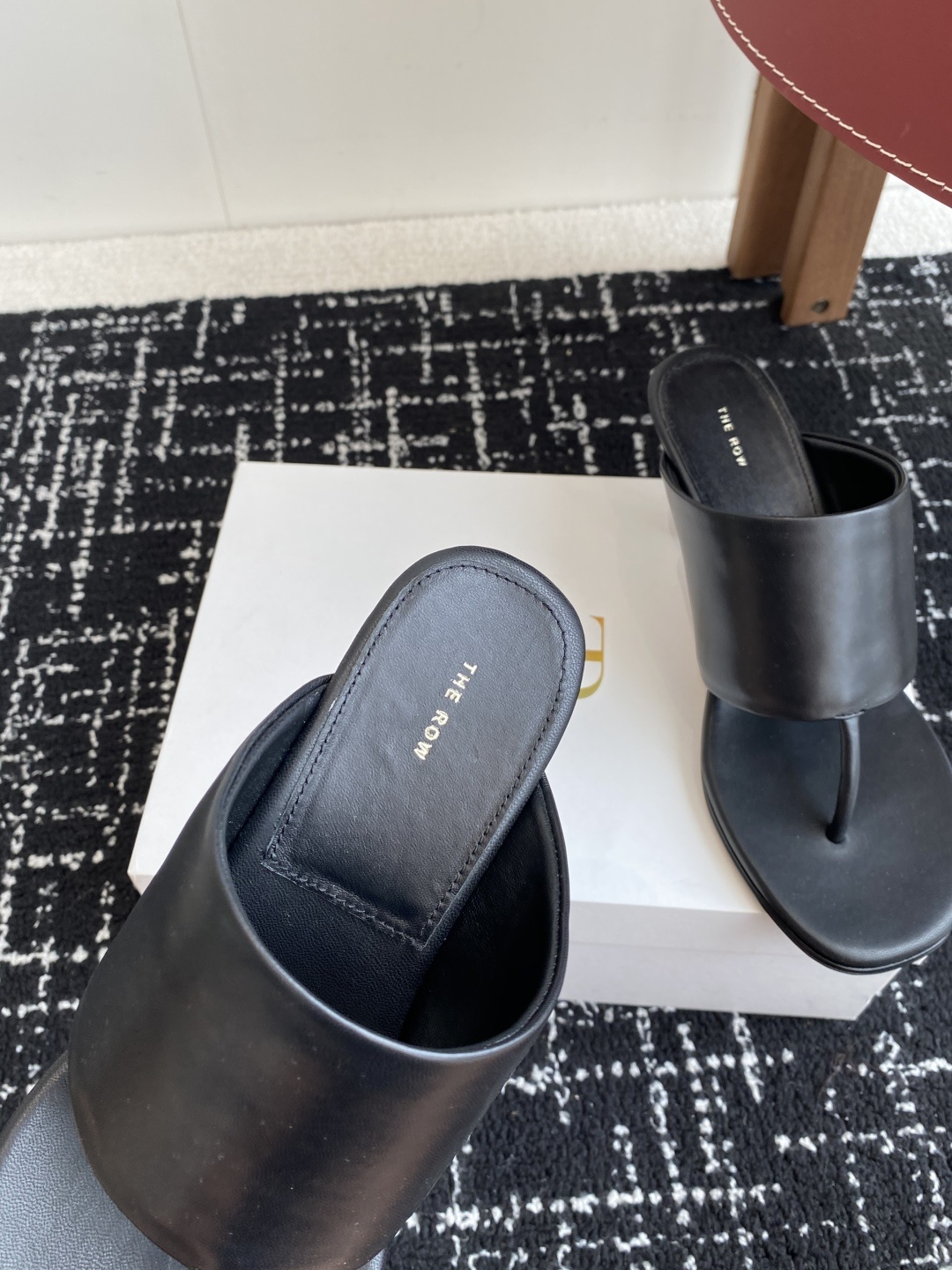 东莞代购级
新款 25ss The Row 高跟 夹脚拖鞋
第一眼看到这个鞋子给人感觉很简单不起眼,其