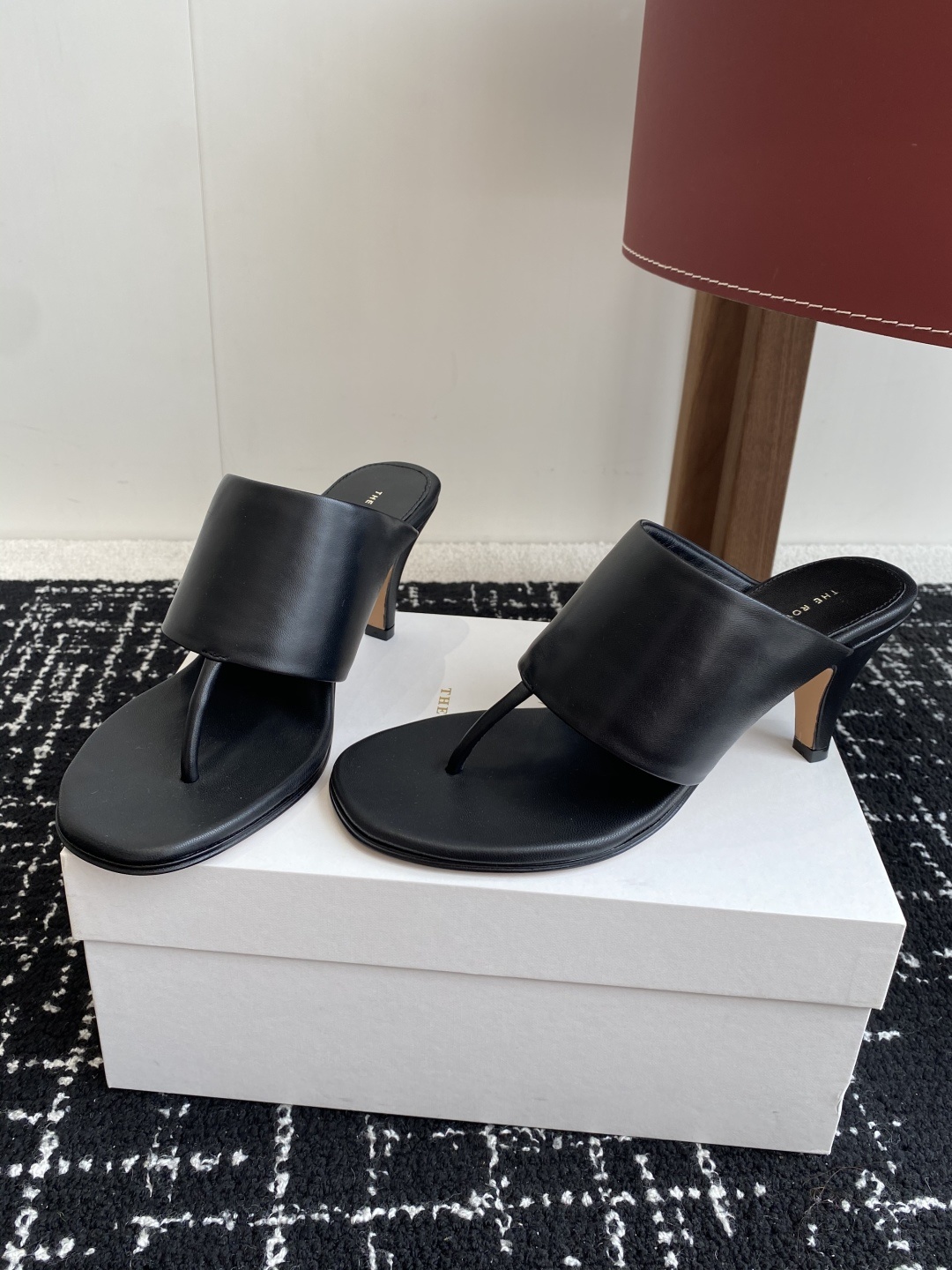 东莞代购级
新款 25ss The Row 高跟 夹脚拖鞋
第一眼看到这个鞋子给人感觉很简单不起眼,其
