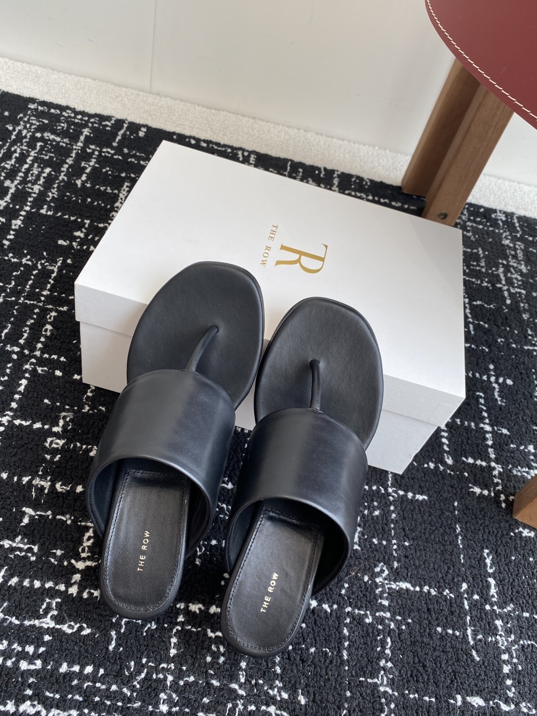 东莞代购级
新款 25ss The Row 高跟 夹脚拖鞋
第一眼看到这个鞋子给人感觉很简单不起眼,其