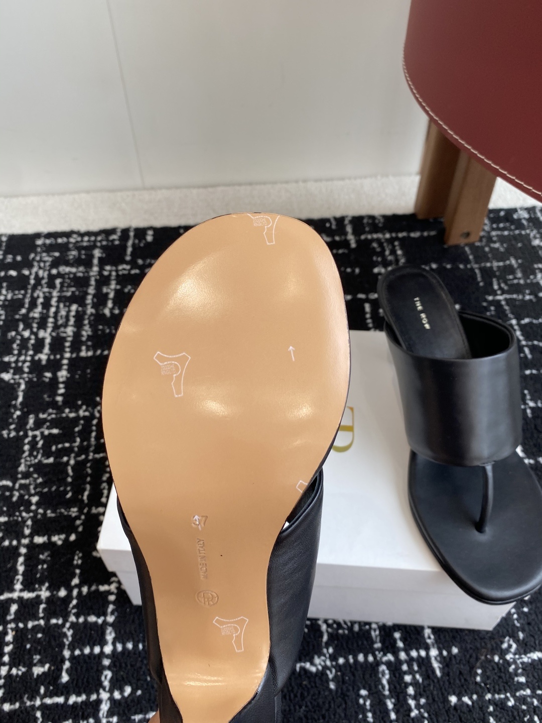 东莞代购级
新款 25ss The Row 高跟 夹脚拖鞋
第一眼看到这个鞋子给人感觉很简单不起眼,其