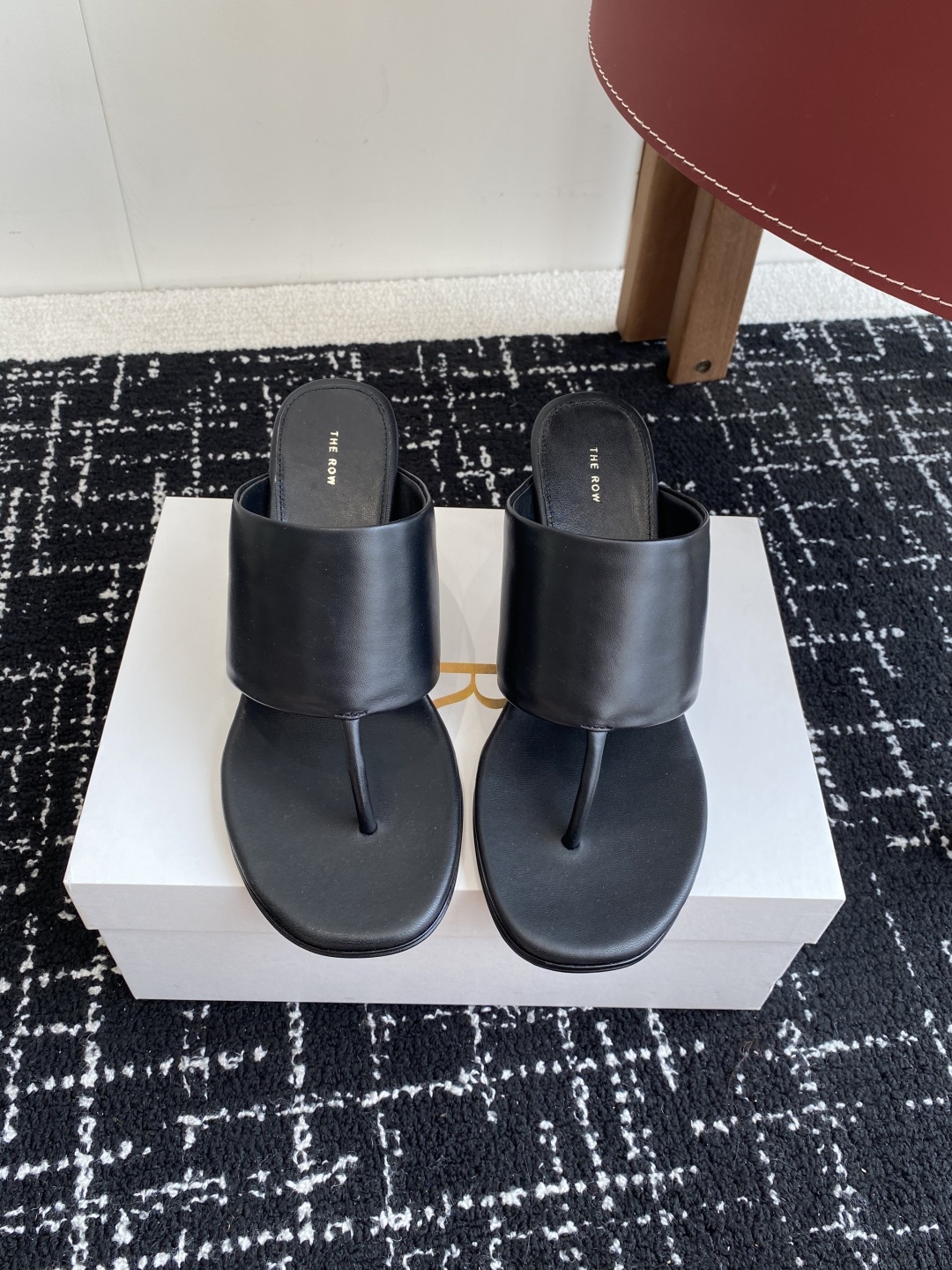 东莞代购级
新款 25ss The Row 高跟 夹脚拖鞋
第一眼看到这个鞋子给人感觉很简单不起眼,其