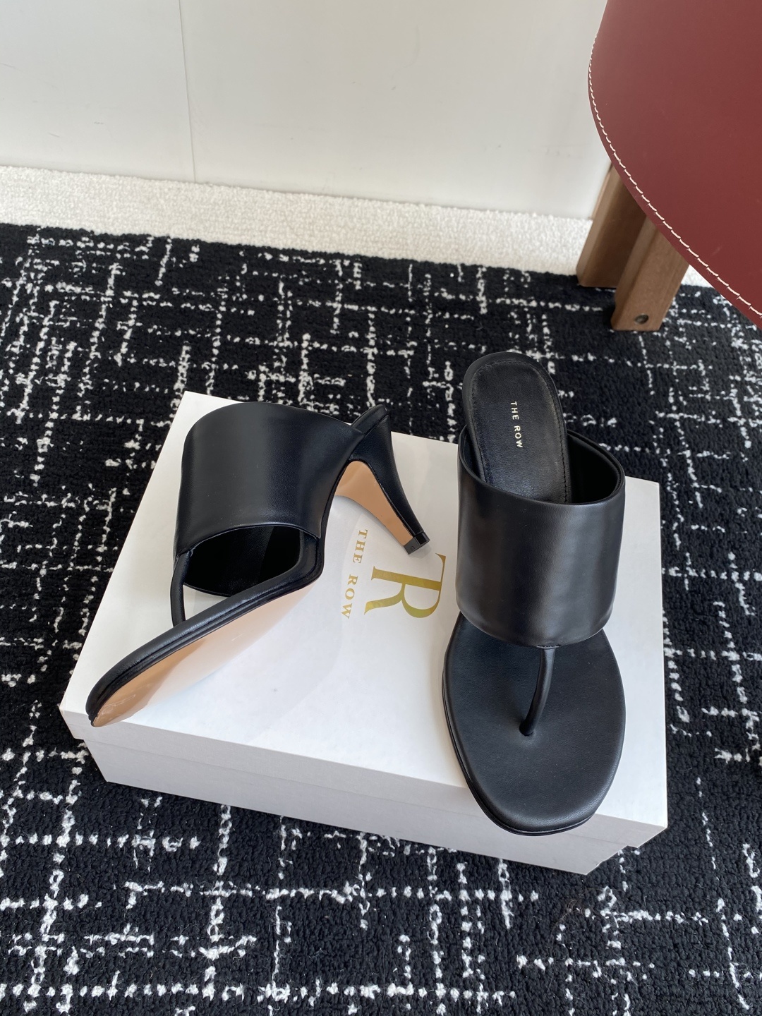 东莞代购级
新款 25ss The Row 高跟 夹脚拖鞋
第一眼看到这个鞋子给人感觉很简单不起眼,其