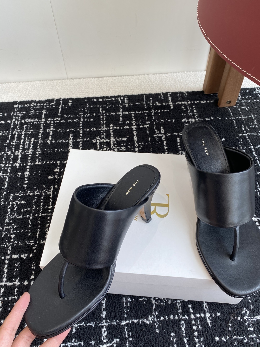东莞代购级
新款 25ss The Row 高跟 夹脚拖鞋
第一眼看到这个鞋子给人感觉很简单不起眼,其