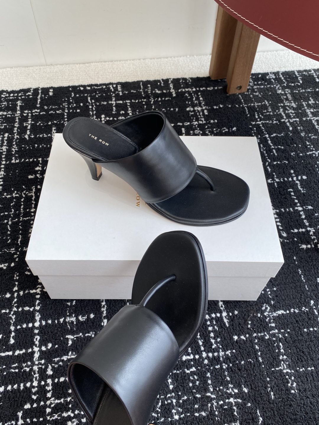 东莞代购级
新款 25ss The Row 高跟 夹脚拖鞋
第一眼看到这个鞋子给人感觉很简单不起眼,其