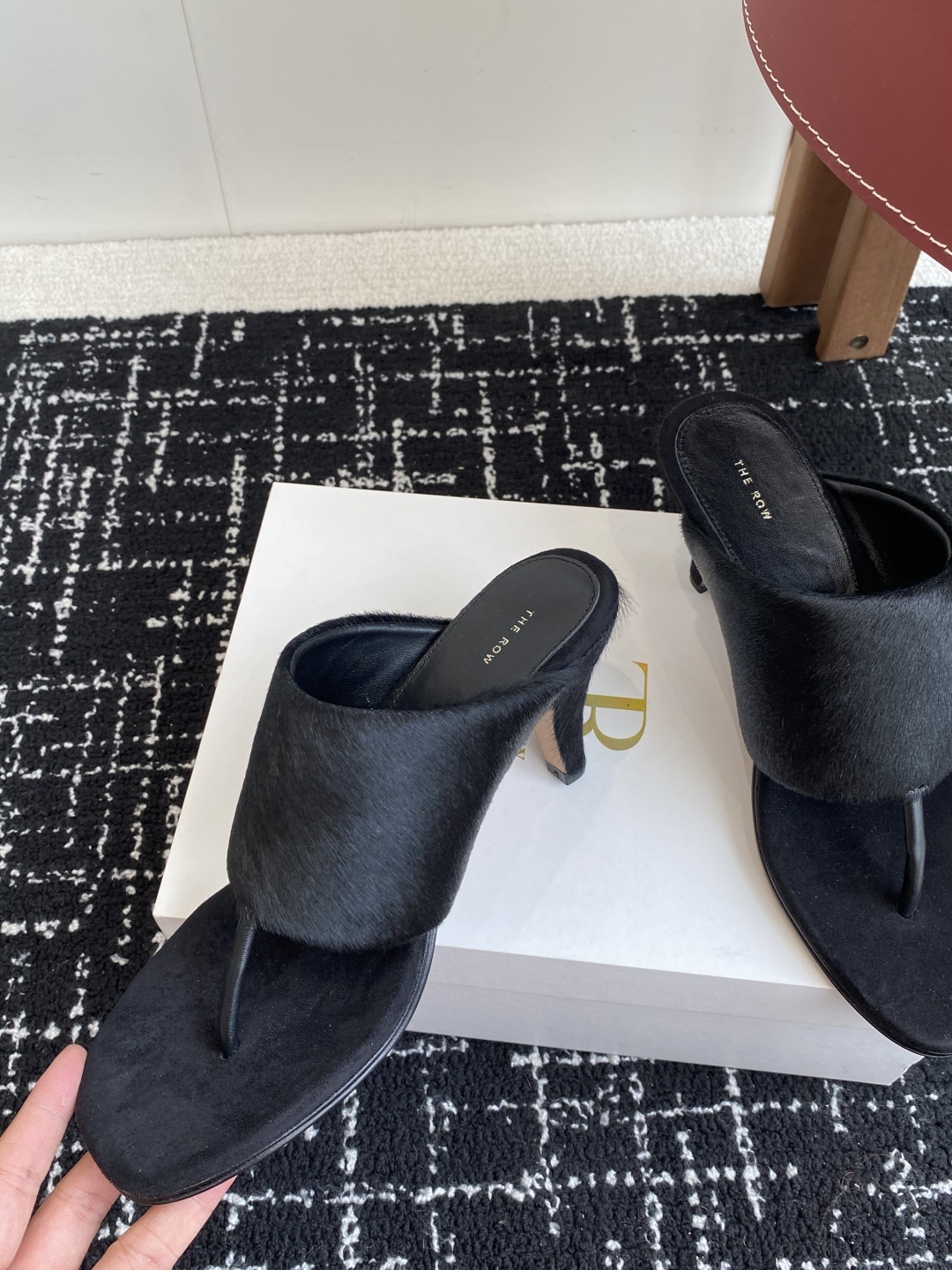 东莞代购级
新款 25ss The Row 高跟 夹脚拖鞋
第一眼看到这个鞋子给人感觉很简单不起眼,其