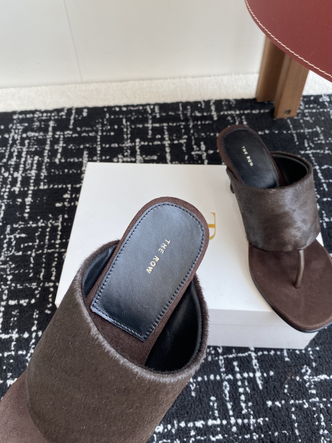 东莞代购级
新款 25ss The Row 高跟 夹脚拖鞋
第一眼看到这个鞋子给人感觉很简单不起眼,其