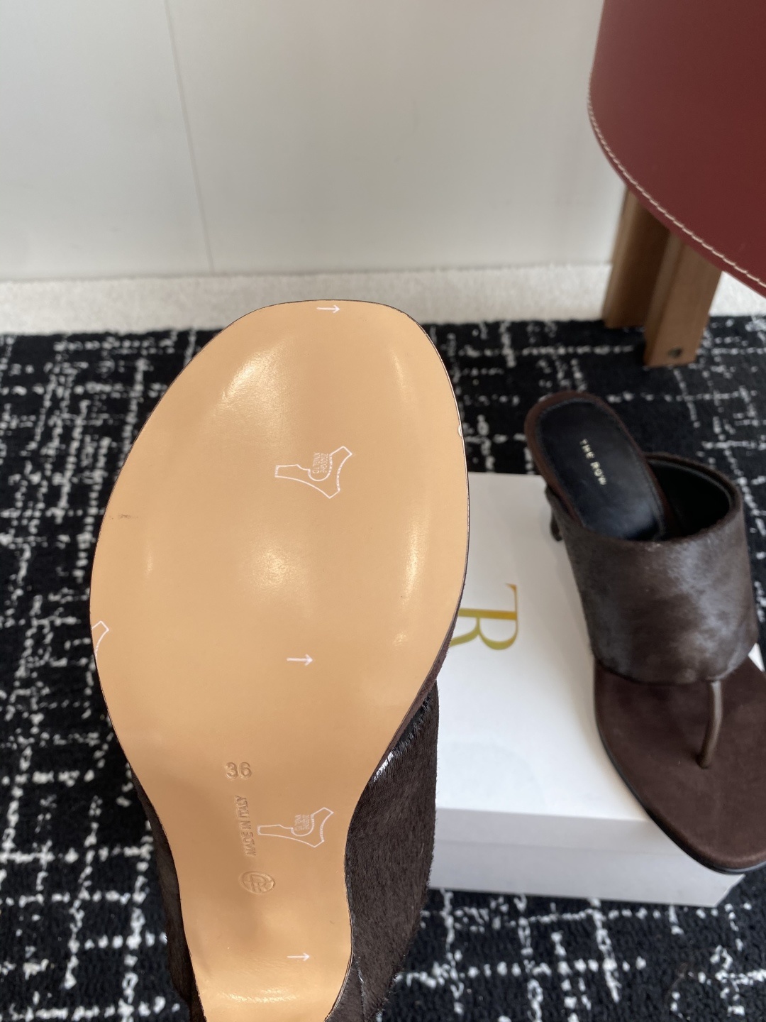 东莞代购级
新款 25ss The Row 高跟 夹脚拖鞋
第一眼看到这个鞋子给人感觉很简单不起眼,其