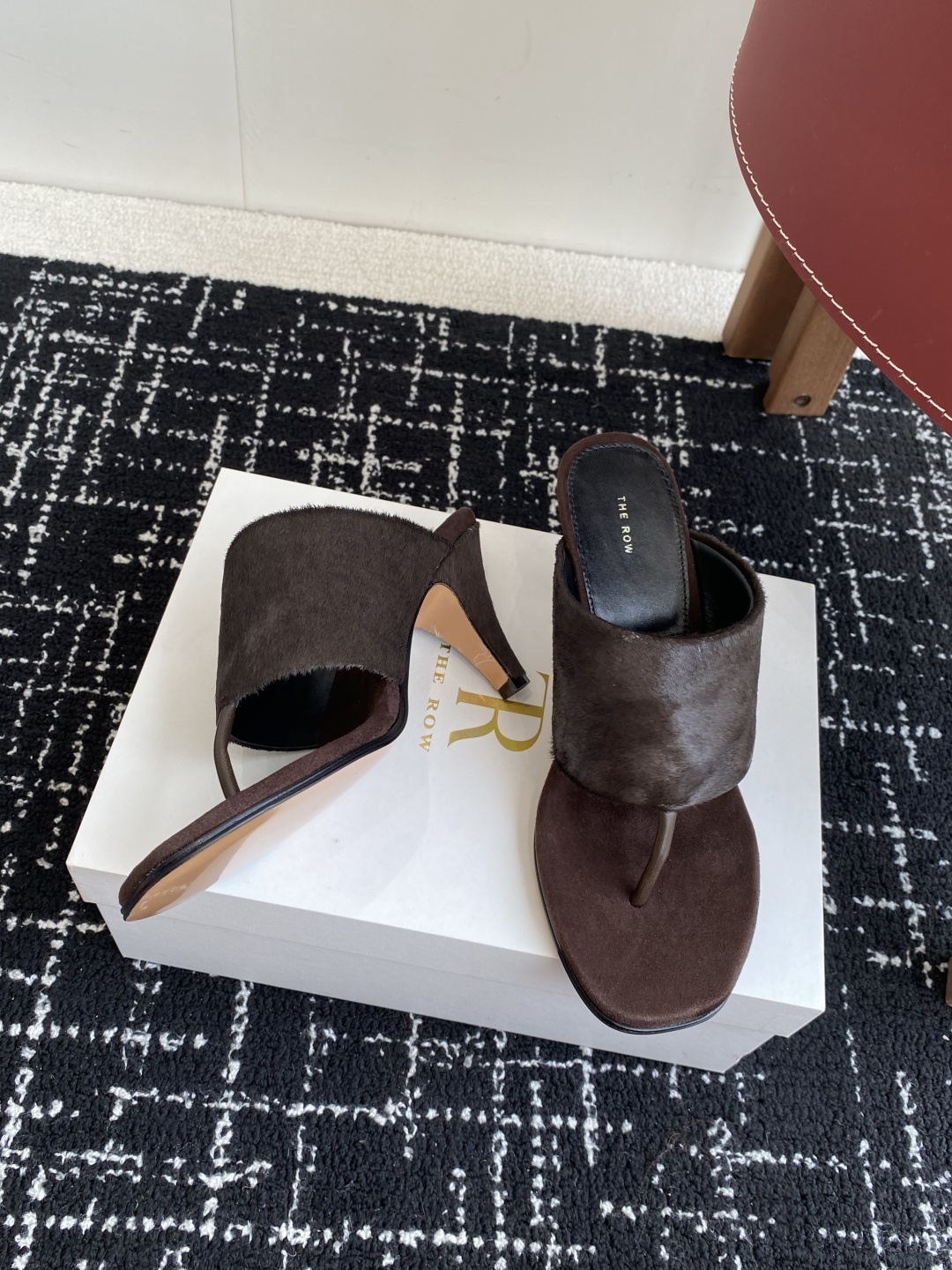 东莞代购级
新款 25ss The Row 高跟 夹脚拖鞋
第一眼看到这个鞋子给人感觉很简单不起眼,其