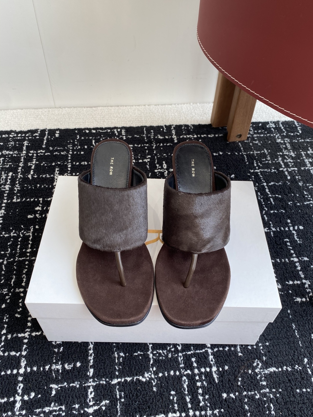 东莞代购级
新款 25ss The Row 高跟 夹脚拖鞋
第一眼看到这个鞋子给人感觉很简单不起眼,其