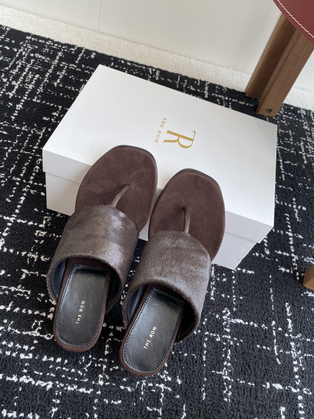 东莞代购级
新款 25ss The Row 高跟 夹脚拖鞋
第一眼看到这个鞋子给人感觉很简单不起眼,其