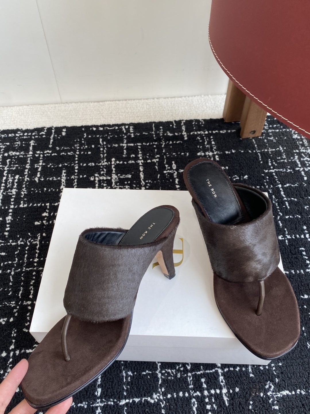 东莞代购级
新款 25ss The Row 高跟 夹脚拖鞋
第一眼看到这个鞋子给人感觉很简单不起眼,其